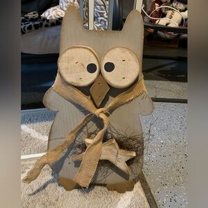 Wooden owl decoration.